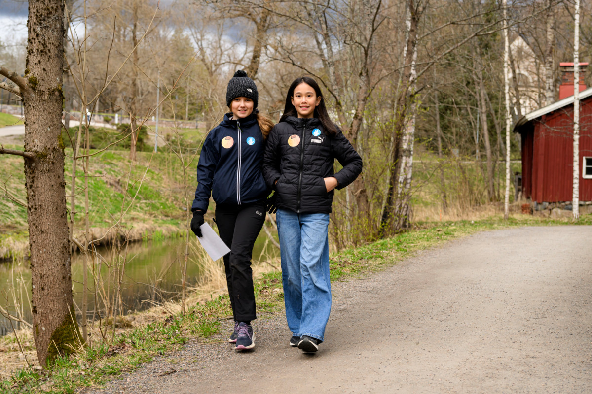Minni Ruokolahti (vas) ja Olivia Houttu osallistuivat Amazing Grace -kilpailuun Espoon tuomiokirkon ympäristössä lauantaina 25.4.