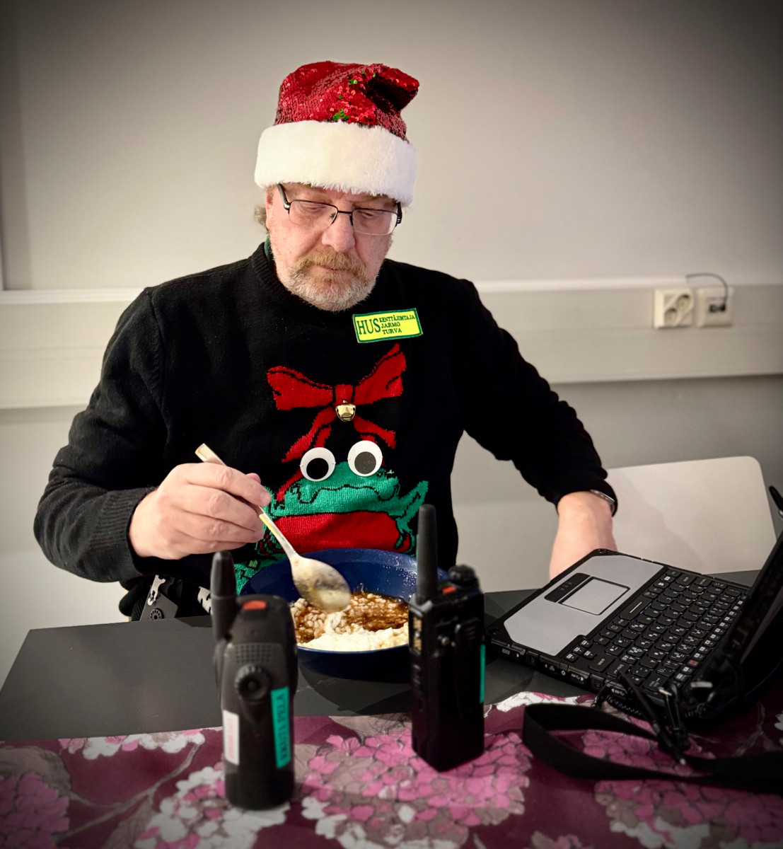 Viime joulun töissä viettänyt Jarmo Turva ehti syödä joulupuuroa työtehtävien välissä.