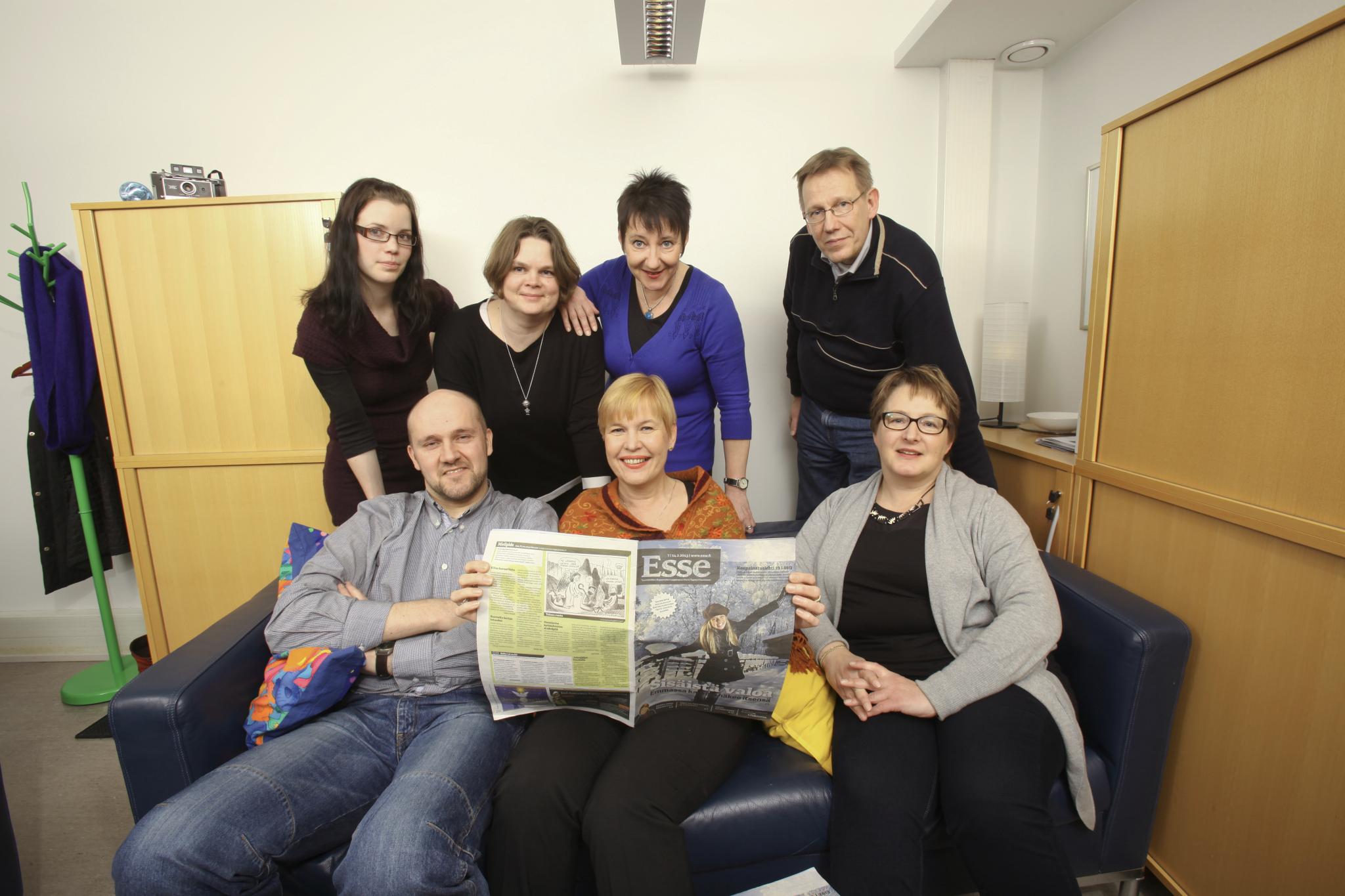 Esse esittäytyy. Takana toimitusharjoittelija Maaret Väkinen, päätoimittaja Urpu Sarlin, toimittaja Elina Raunio ja kuvaaja Jukka Granström. Sohvalla istuvat toimittaja Taneli Kylätasku, toimituspäällikkö Ulla Lötjönen ja toimitussihteeri Paula Huhtala. Kuva: Matti Karppinen