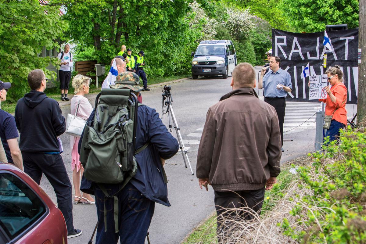 Rajat kiinni -väki kokoontui lauantaina 21.5. seitsemännen kerran osoittamaan mieltään Tapanilan Erälle.