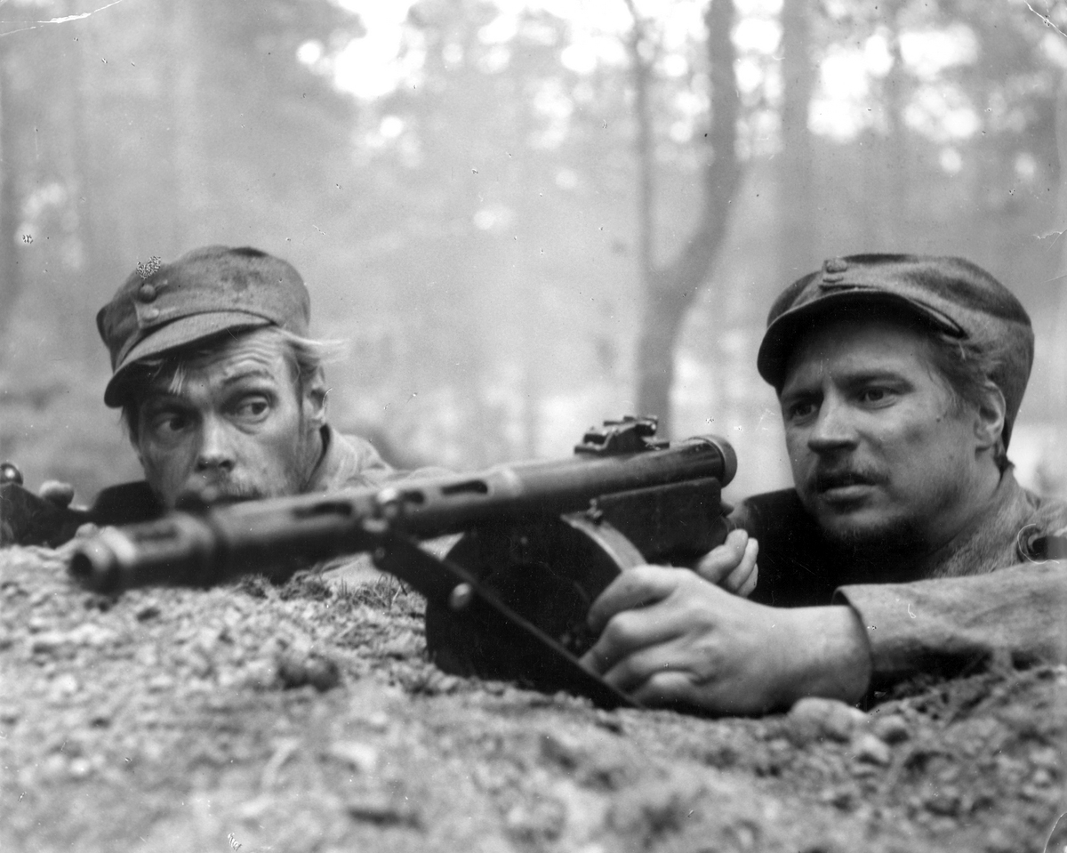 Sotamies Susi (Kale Teuronen) ja alikersantti Rokka (Reino Tolvainen) tulevat rintamalle täydennysmiehiksi kovekiväärikomppaniaan.