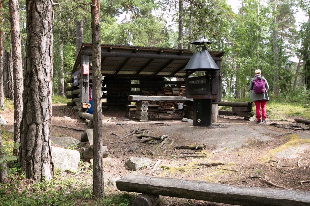 Karhusaaressa on nuotiopaikka, josta voi ihailla merinäköalaa. Kuva: Annika Rauhala