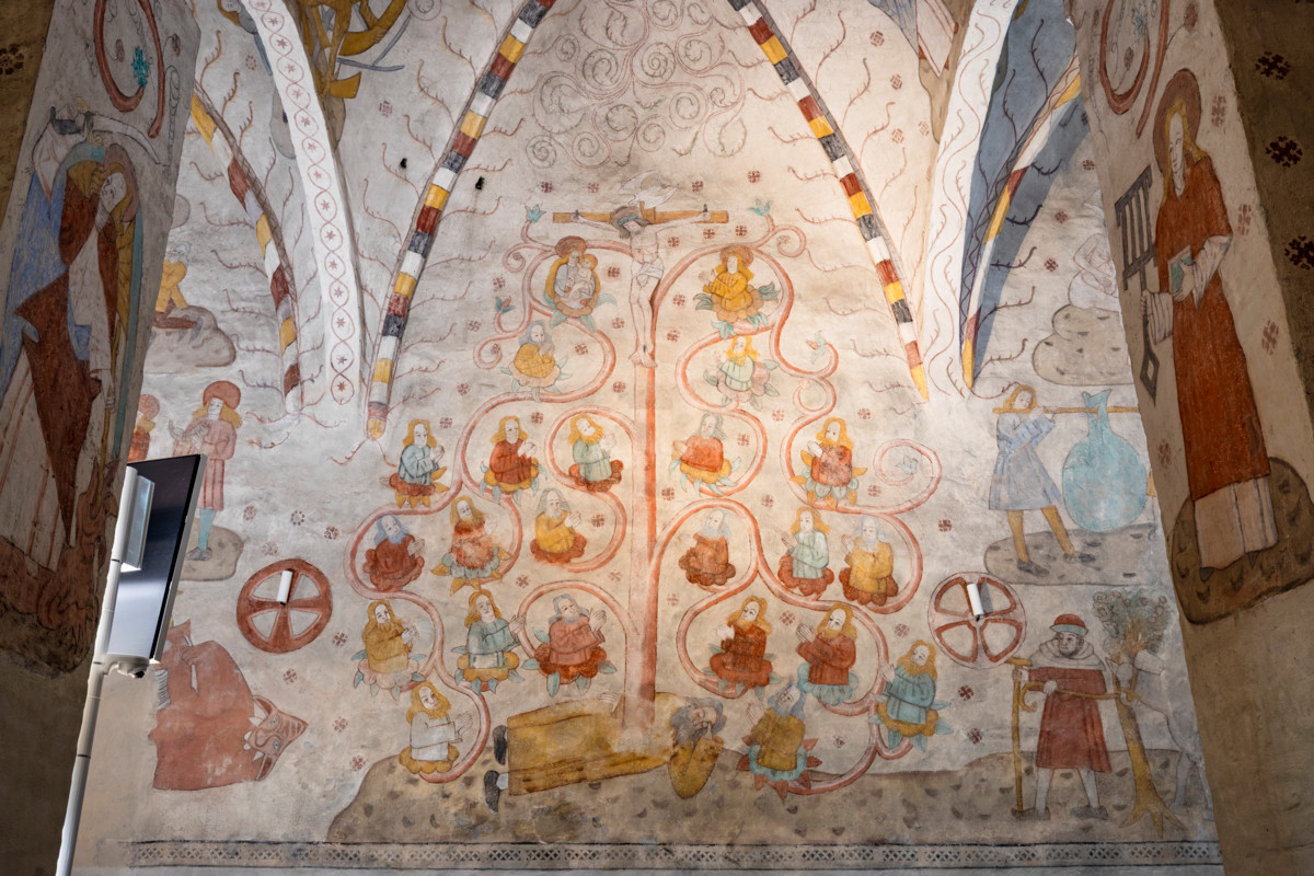 1500-luvun alussa maalattu kalkkimaalaus Iisain juuri eli Jeesuksen polveutuminen löytyy Lohjan keskiaikaisen kirkon seinältä.