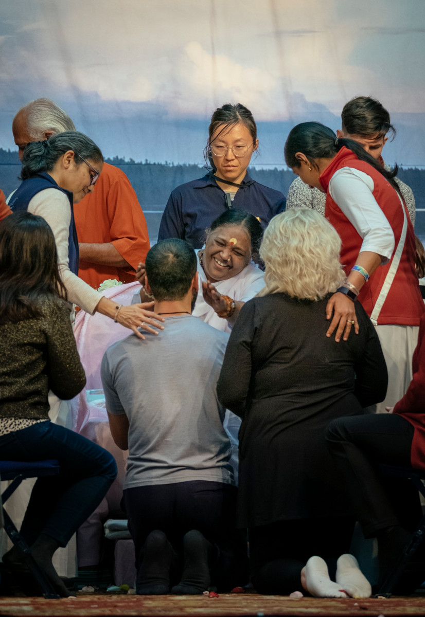 Viime syksyisen Euroopan-kiertueen aikana Amma halasi epävirallisen arvion mukaan noin sataatuhatta ihmistä. Kuva on otettu Espoon Metro Areenassa marraskuussa 2019.