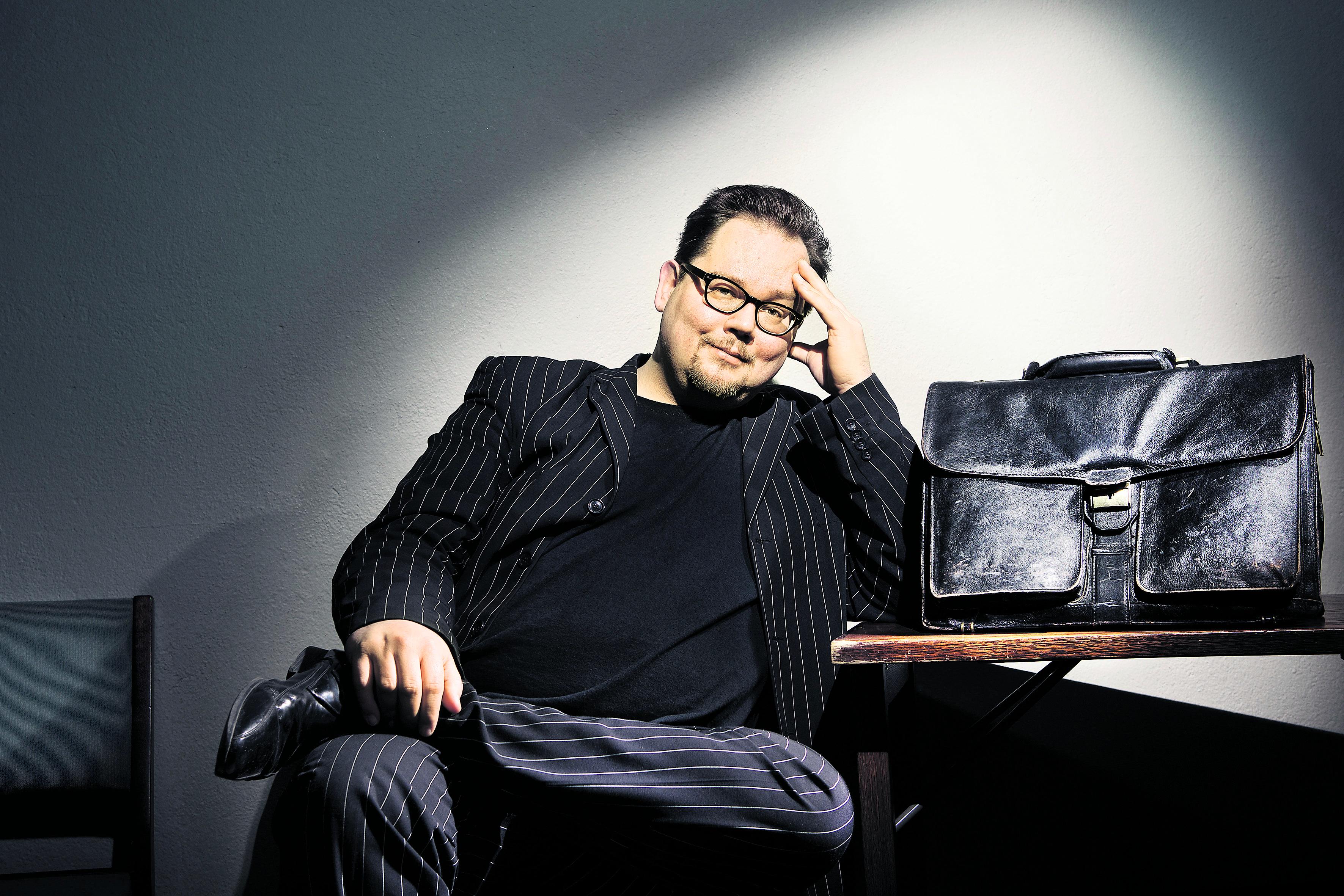 Rennolla otteella. Mikko Helenius haluaa innostaa miehiä laulamaan musiikkia laidasta laitaan.