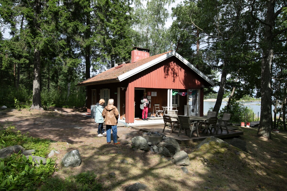 Kivisaaren avoimien ovien päivänä lämmitetään myös tämä puulämmitteinen sauna ja löylyihin pääsee kello 16 alkaen. Kuva: Annika Rauhala