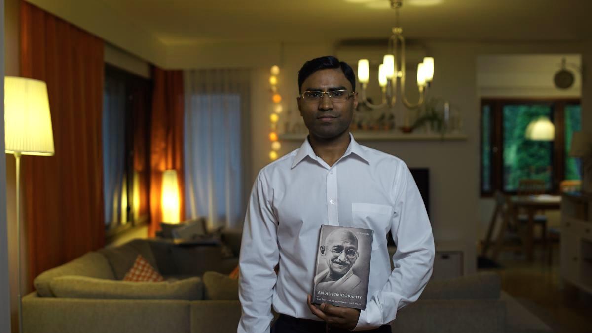 Erilaisia mielipiteitä. Tellervo Kalleinen ja Oliver Kochta-Kalleinen haastattelivat videoteokseensa yli sataa suomalaista. Kuva: Tellervo Kalleinen ja Oliver Kochta-Kalleinen