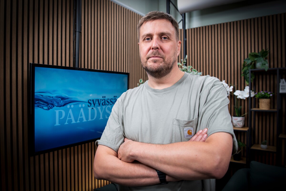 Harry Lunabba (kuvassa) ja dokumenttiohjaaja Sami Kieksi vierailivat K&k-median Syvässä päädyssä -podcastissa. Kuva Maija Saari.