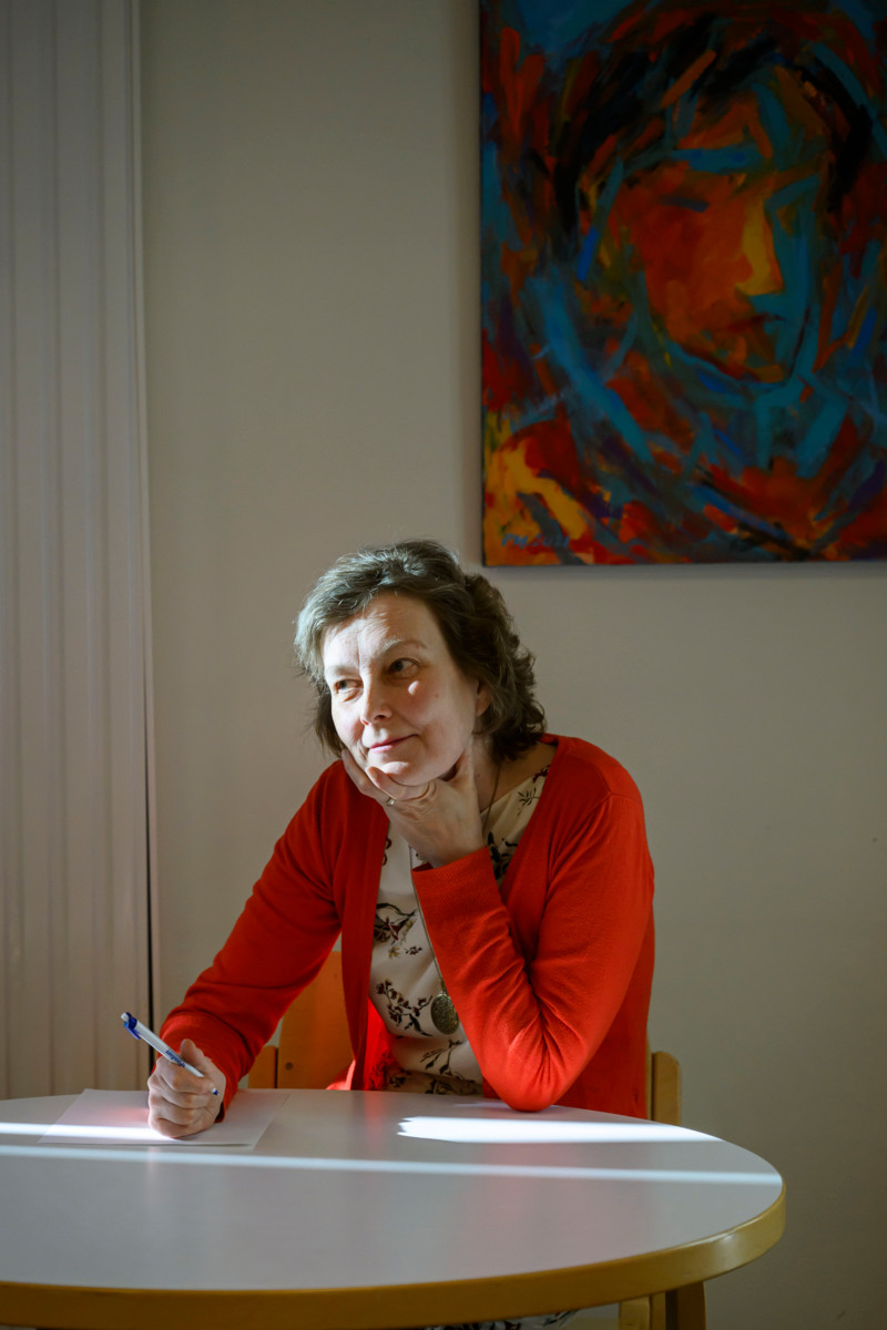 Pähkinä-ryhmässä tehtiin pieniä kirjoitustehtäviä, kuten mietittiin, mikä on paras lapsuusmuisto ja minkä nimen omasta elämästä kertova kirja tai elokuva voisi saada. Alun perin Virosta kotoisin oleva Maija Mäkinen pohtii vastaustaan.