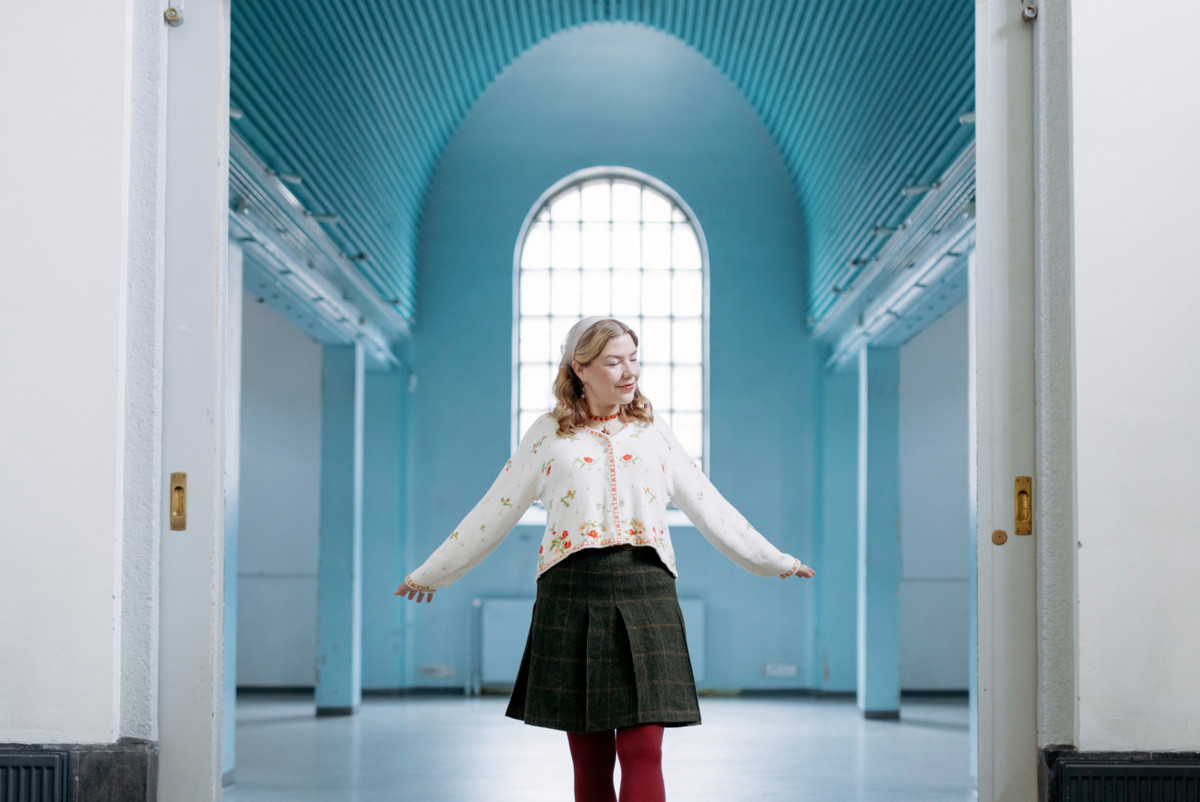 ”Viihdyin pitkään yksinäni ja viihdyn edelleen. Vähitellen olen kuitenkin alkanut saada hyviä kokemuksia siitä, että voin vaikealla hetkellä soittaa jollekin tai joku voi soittaa minulle”, Lyyti kertoo. 