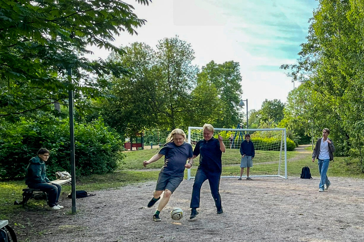 Mustasaaren nuorteniltoihin tulee nuoria kaikista Helsingin seurakunnista. Tänään paikalla on ainakin Kallion, Lauttasaaren ja Herttoniemen nuoria. Kuva: Ruut Parikka