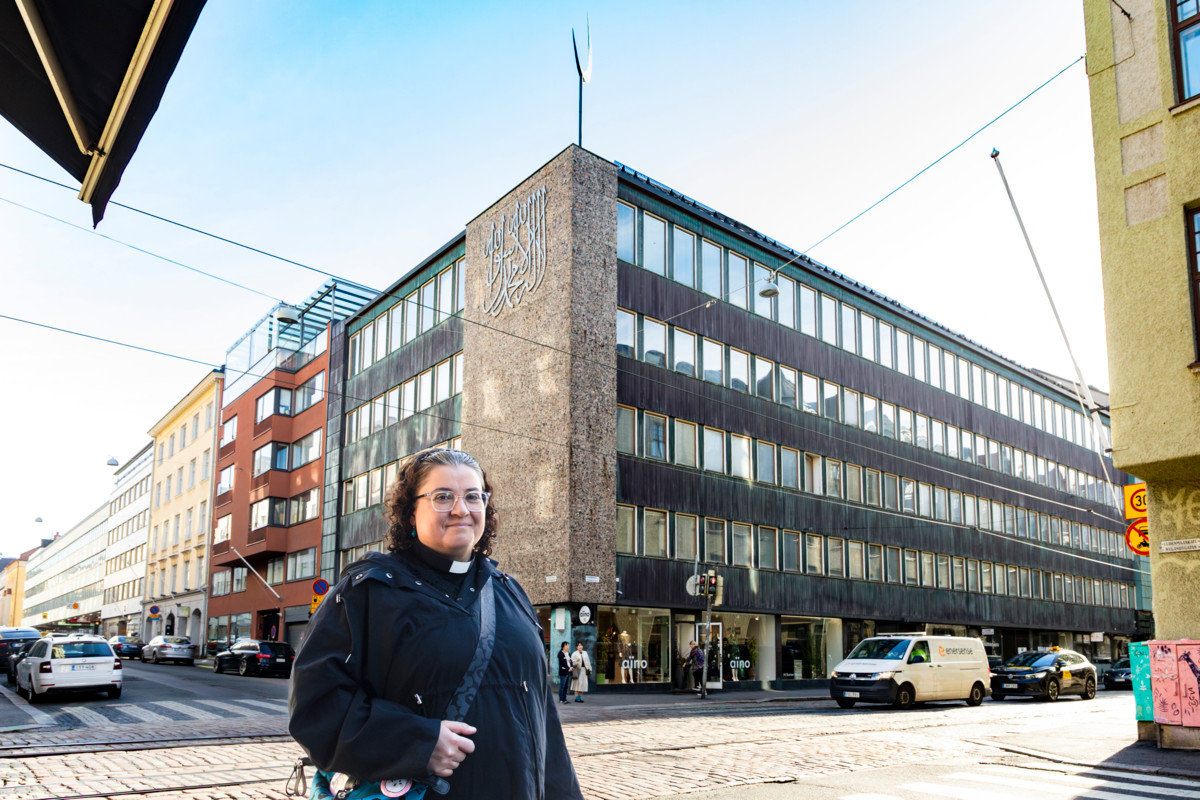 Historioitsija, pappi ja Kävelyfestivaalin opas Eva Ahl-Waris toivoo, että hänen vetämänsä Uskonnollisia yhteisöjä Punavuoresta Kamppiin -kävelykierros tarjoaa ihmisille lisää tietoa eri kirkoista ja uskonnollisista liikkeistä sekä uusia uskontodialogisia oivalluksia. 