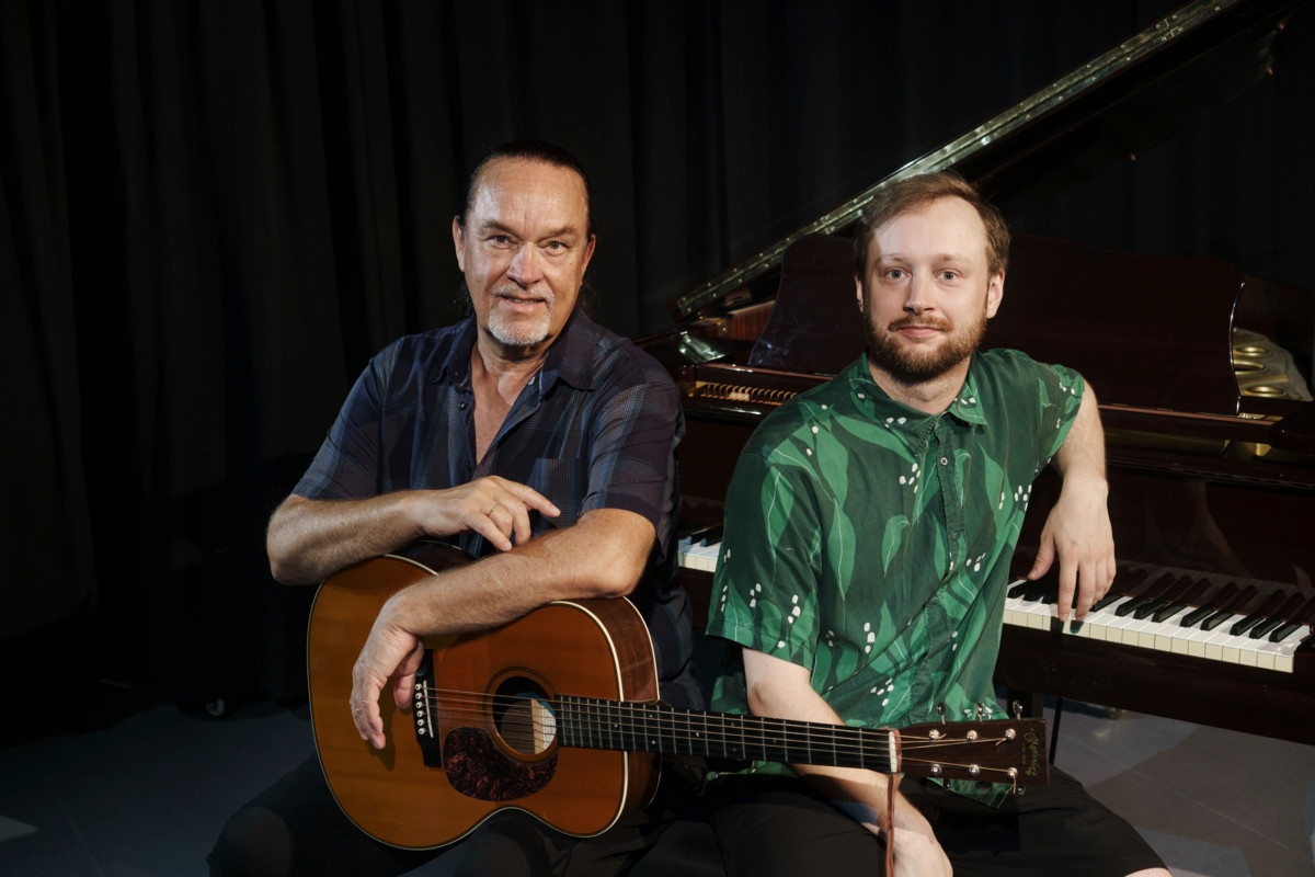 “Minä olen artisti, Leino muusikko, ja tästä syntyy win-win-tilanne, sanoo Kari Haapala (vas.). Kaksikko esiintyy huhtikuussa Tapiolan kirkossa.  