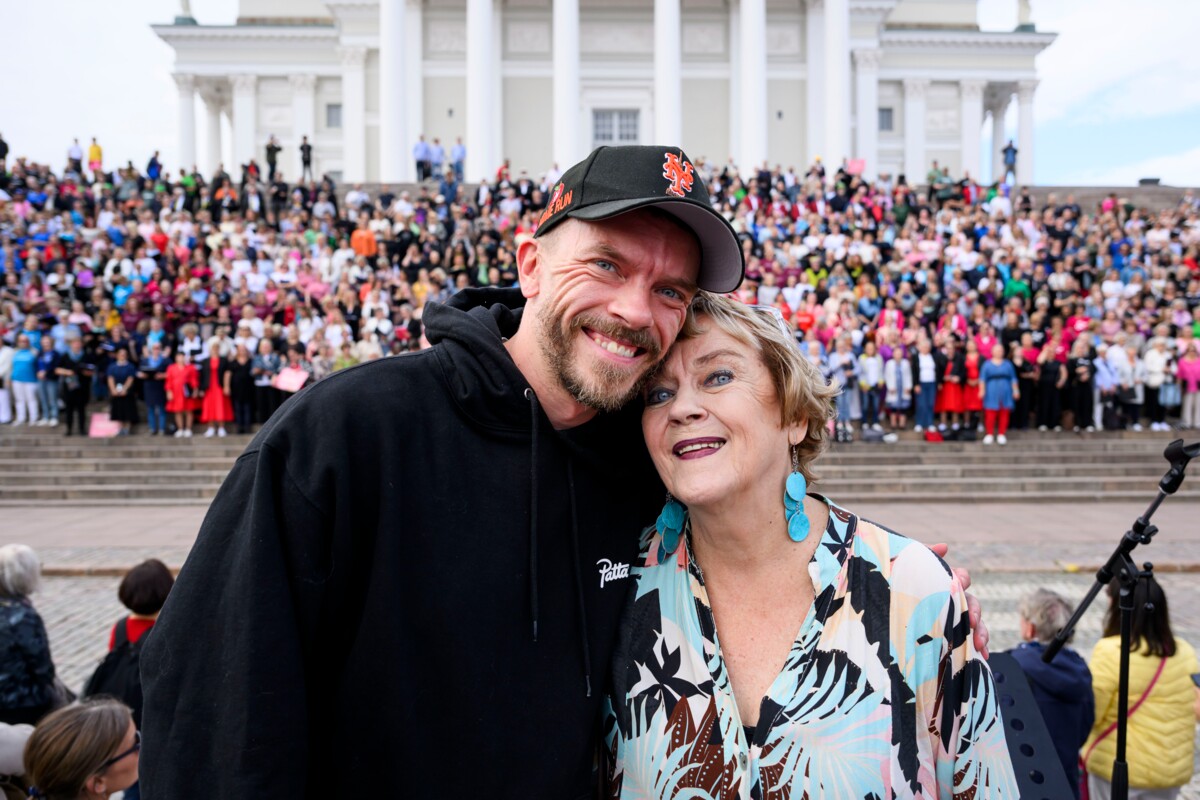 Muusikko Antti Riihimäki oli seuraamassa viimeistä äitinsä johtamaa Kuorojen kierroksen suurkonserttia.