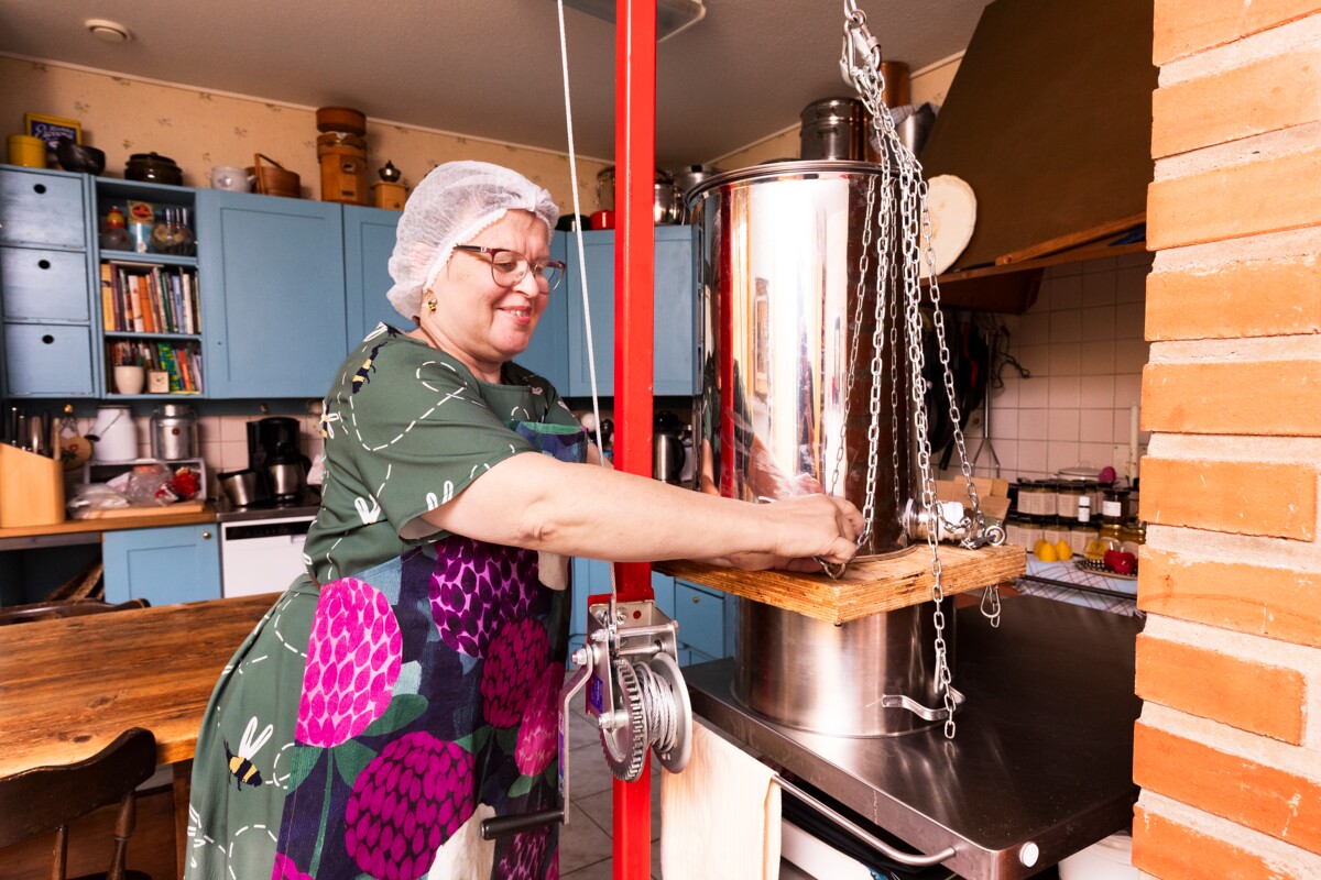 Hunajaa on paljon, ja se on painavaa. Luovat ratkaisut raskaiden kantamusten kuljettamisiksi ovat tulleet tarpeeseen.