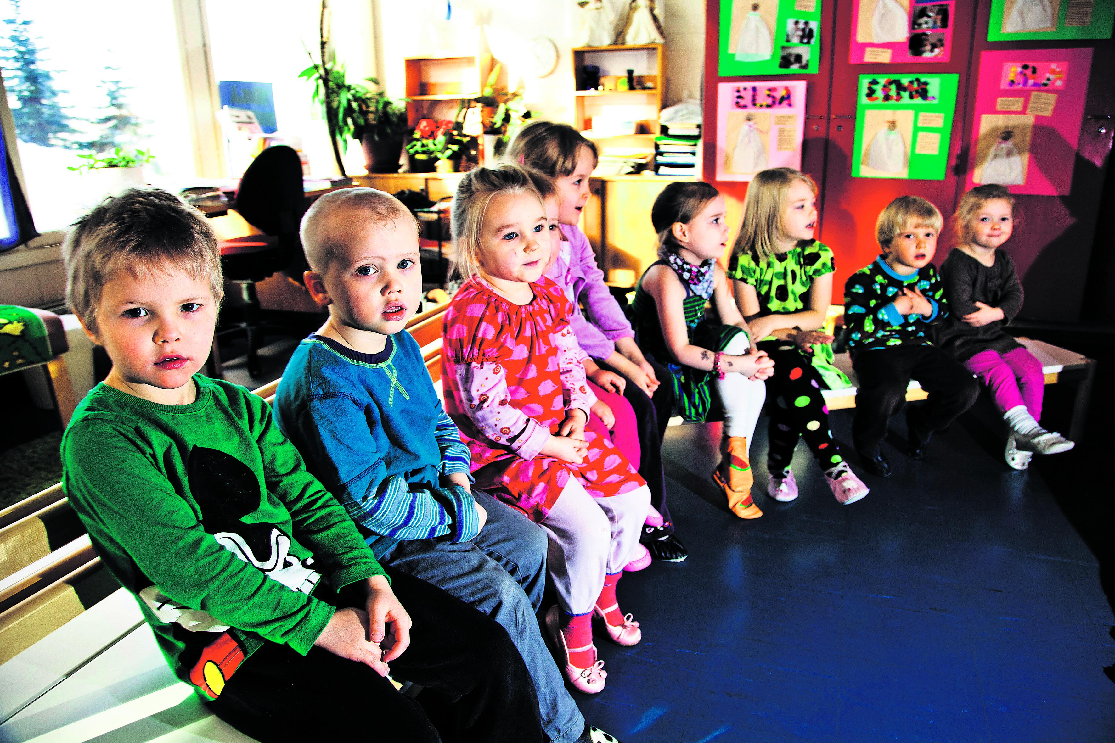 Aamuhartaus. Eemil Matikainen, Aarre Helander, Sofi Ilo, Anna ja Elsa Kariluoma, Ronja Elemo, Milja Lukkarinen, Risto Lampén ja Isla Matikainen aloittavat kerhopäivän Mellunkylän seurakuntakeskuksessa.