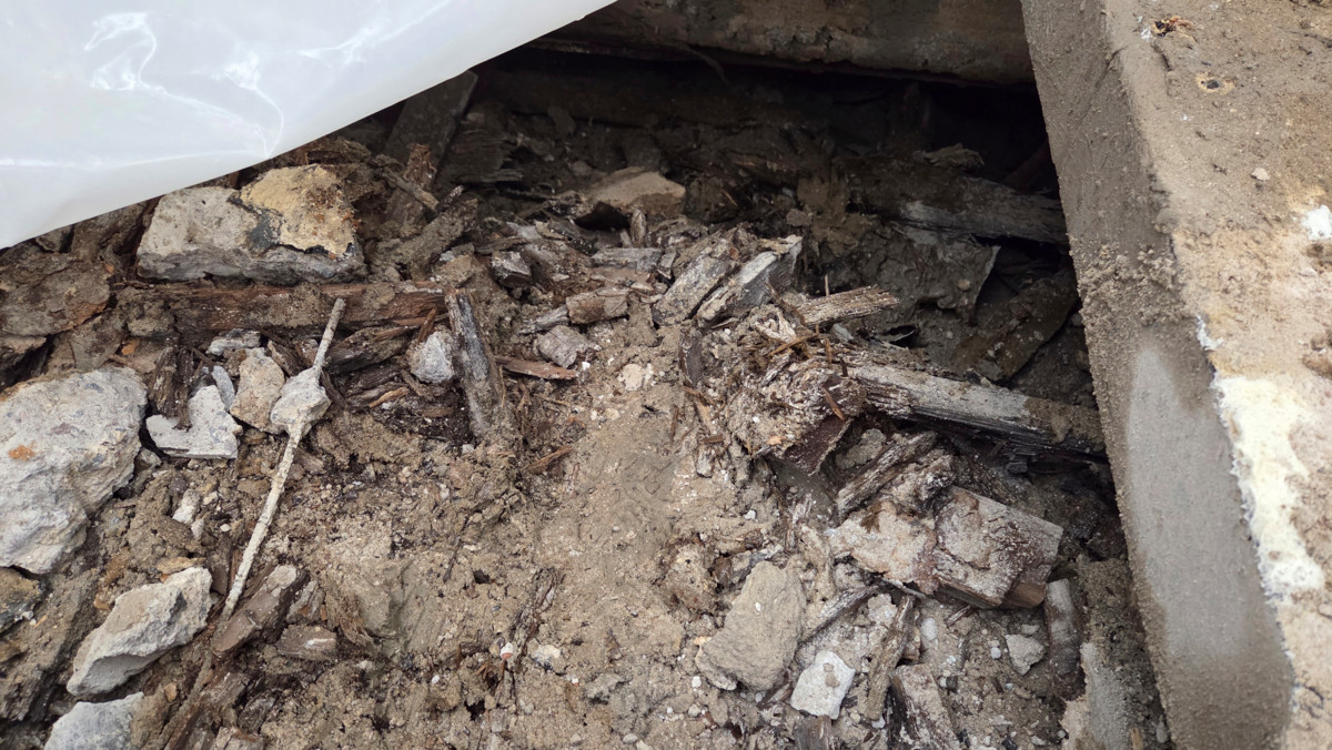 Lattiaan tehdyn aukon alta paljastui puutavaraa 1960-luvulta. Kuva: Juha Paukkeri