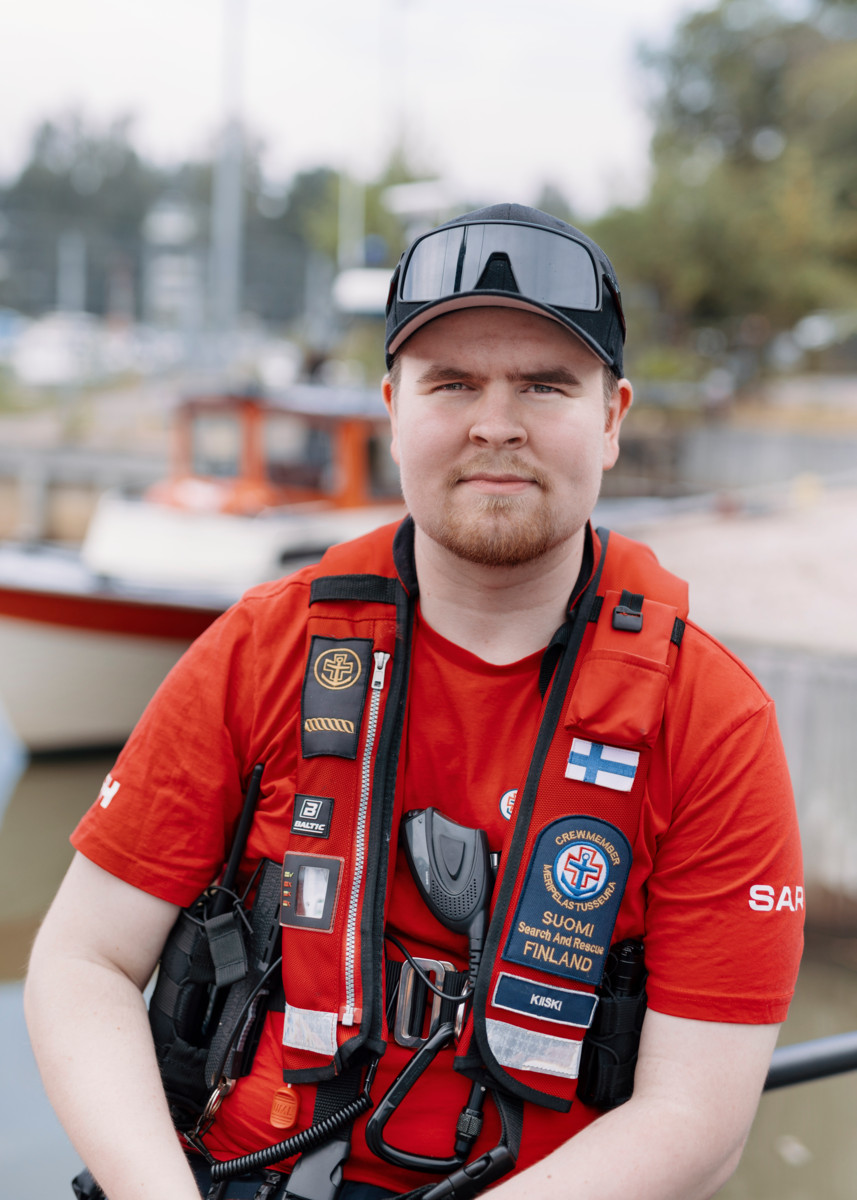 ”Mielenkiintoisin tehtävä, jolla olen ollut, oli maastopalon sammutus. Se ei ole rutiinia, vaan täytyi mennä ihan vaan koulutuksen pohjalta”, Otto Kiiski kertoo. Kiiski perehtyy tällä hetkellä päällystöharjoittelijana miehistön johtamiseen.