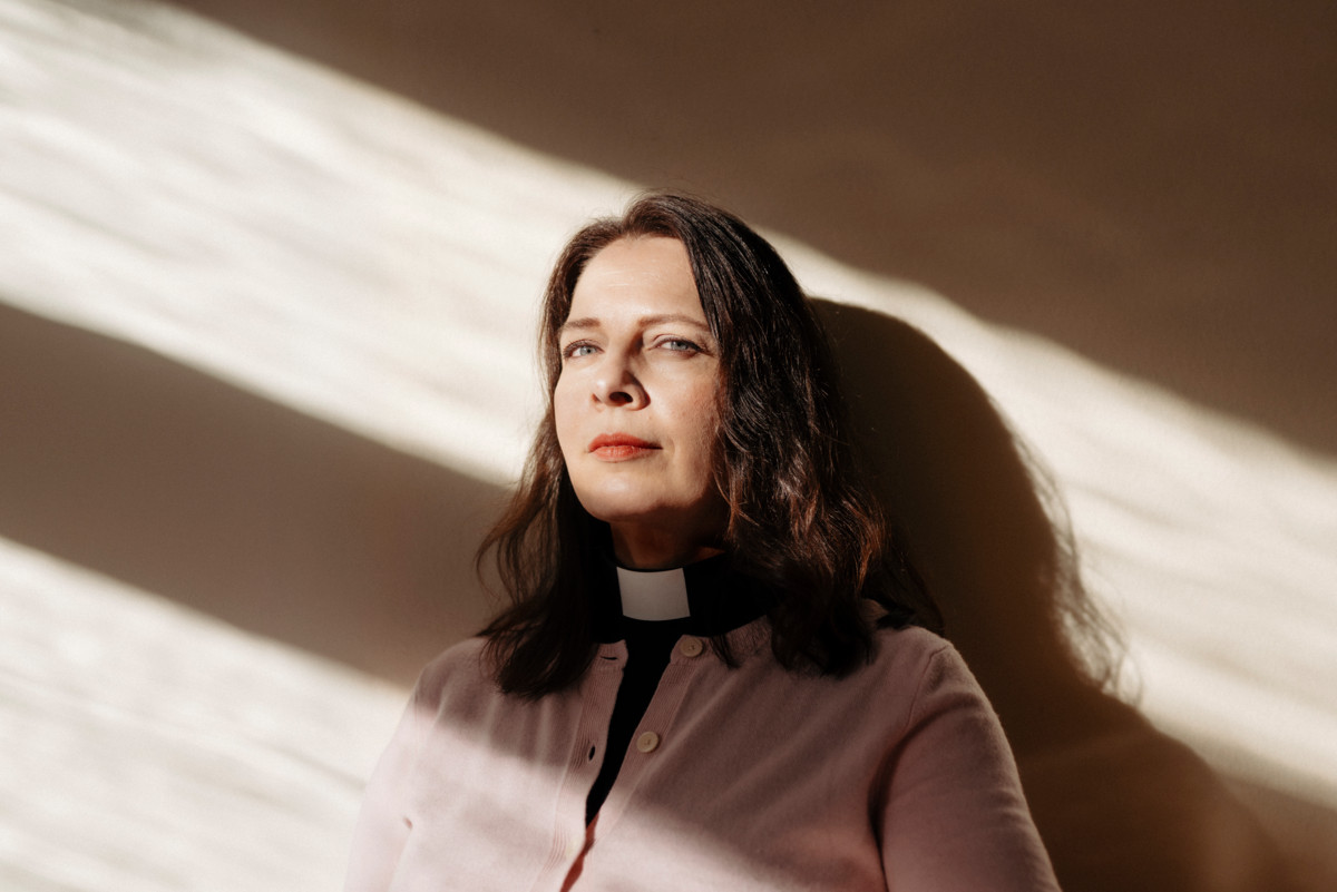 Päivi Vähäkangas siirtyy huhtikuun alussa Munkkiniemen seurakunnasta Helsingin tuomiokirkkoseurakuntaan. Yksi hänen ensimmäisiä työtehtäviään on pääsiäisyön messu Tuomiokirkossa. Joulukuussa kirkkoherraksi valittu Vähäkangas on vt. kirkkoherra, kunnes vaalista tehty valitus on käsitelty hallinto-oikeudessa.