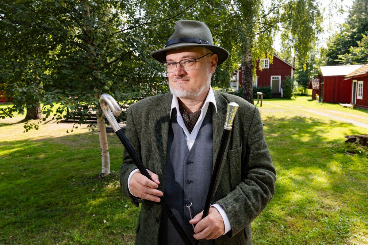 Huolella tehdyt kävelykepit liittävät Tom Sjöblomin 1800-luvun kävelyperinteeseen. Herrasmieskävelijä ei kävele itseään hikeen, vaan kulkee rauhallisesti ja ympäristöön sulautuen.