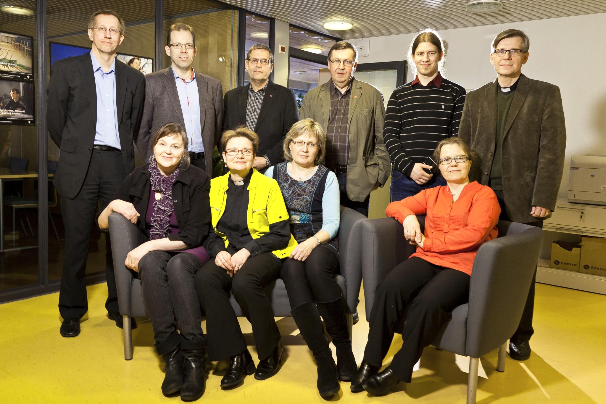 Espoon hiippakunnalla on kirkolliskokouksessa 10 edustajaa. Ylärivissä seisovat: Tapio Tähtinen (vas.), Mika Nurmi, Heikki Sorvari, Markku Jalava, Antti Siukonen ja Kalervo Salo. Alarivissä istuvat Anna-Mari Kaskinen (vas.), Päivi Linnoinen, Hannele Karppinen ja Johanna Lumijärvi. Kuva: Jukka Granström