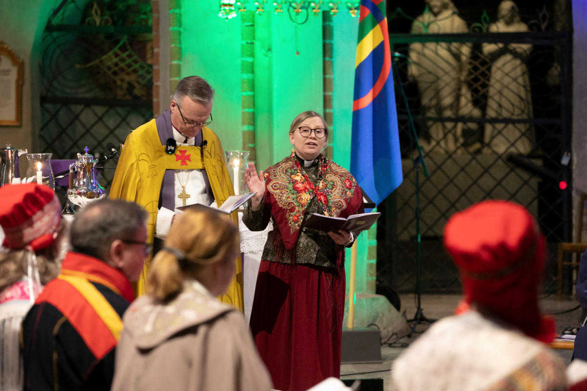 Arkkipiispa Tapio Luoma ja Saamelaiset kirkossa -hankkeen projektikoordinaattori, pappi Mari Valjakka.