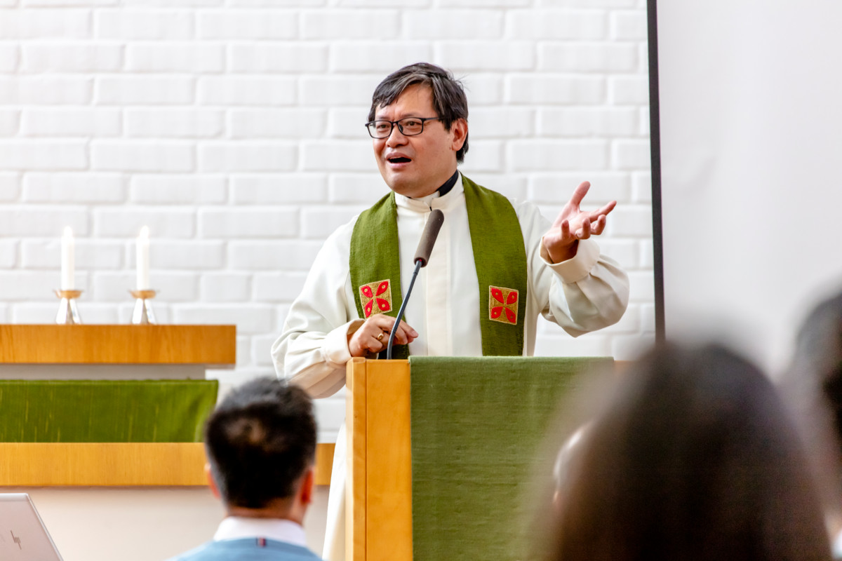 Pääkaupunkiseudun evankelis-luterilaiset seurakunnat pyrkivät palvelemaan eri kieliryhmiä entistä paremmin. Kiinankielisen työn pappi Paulos Huang kuvattiin Alppilan kirkossa vuonna 2022. Kuva: Sirpa Päivinen