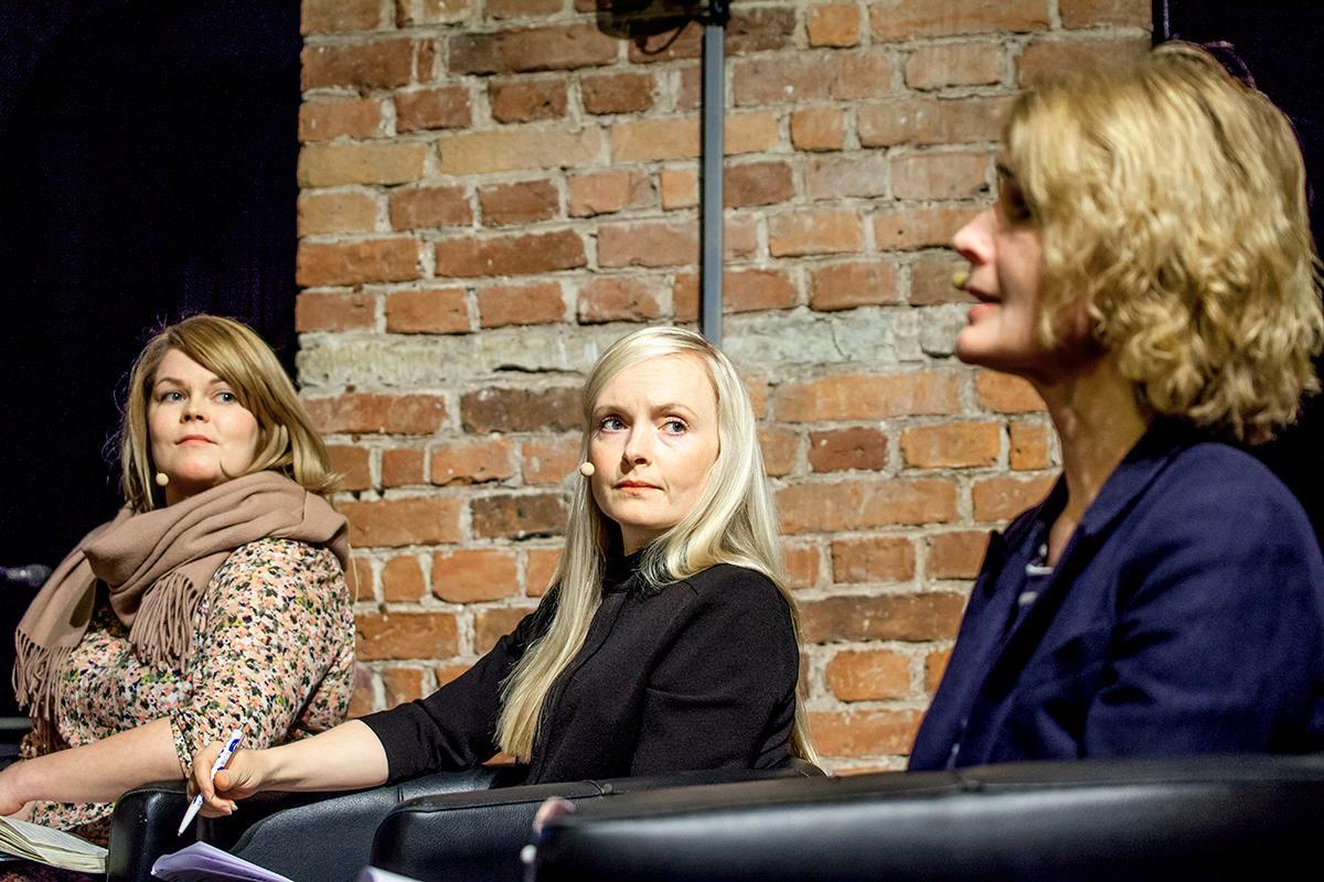 Anna Munsterhjelm (kok) ja Maria Ohisalo (vihr) kuuntelevat Tuulikki Vuorisen (kd) kommenttia kuntavaali-illassa.