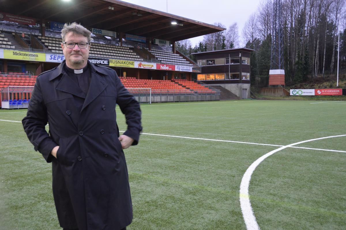 Hannu Pöntinen Myyrmäen jalkapallostadionilla, joka toimii ensi kesän herättäjäjuhlien juhlakenttänä. Kuva: Lotta Numminen