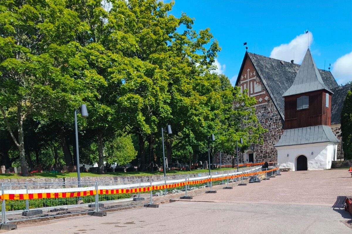 Espoon tuomiokirkon remontti etenee. Työmaa-alue kellotapulin edustalta on aidattu.