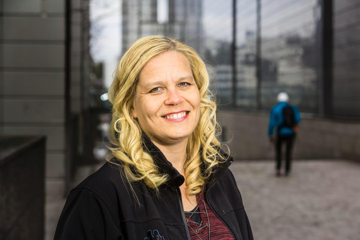 Seija Viléniä puhuttelee kristinuskossa armollisuuden ja rauhan aspekti, se että kelpaa sellaisena kuin on. Kuva: Jukka Granström.