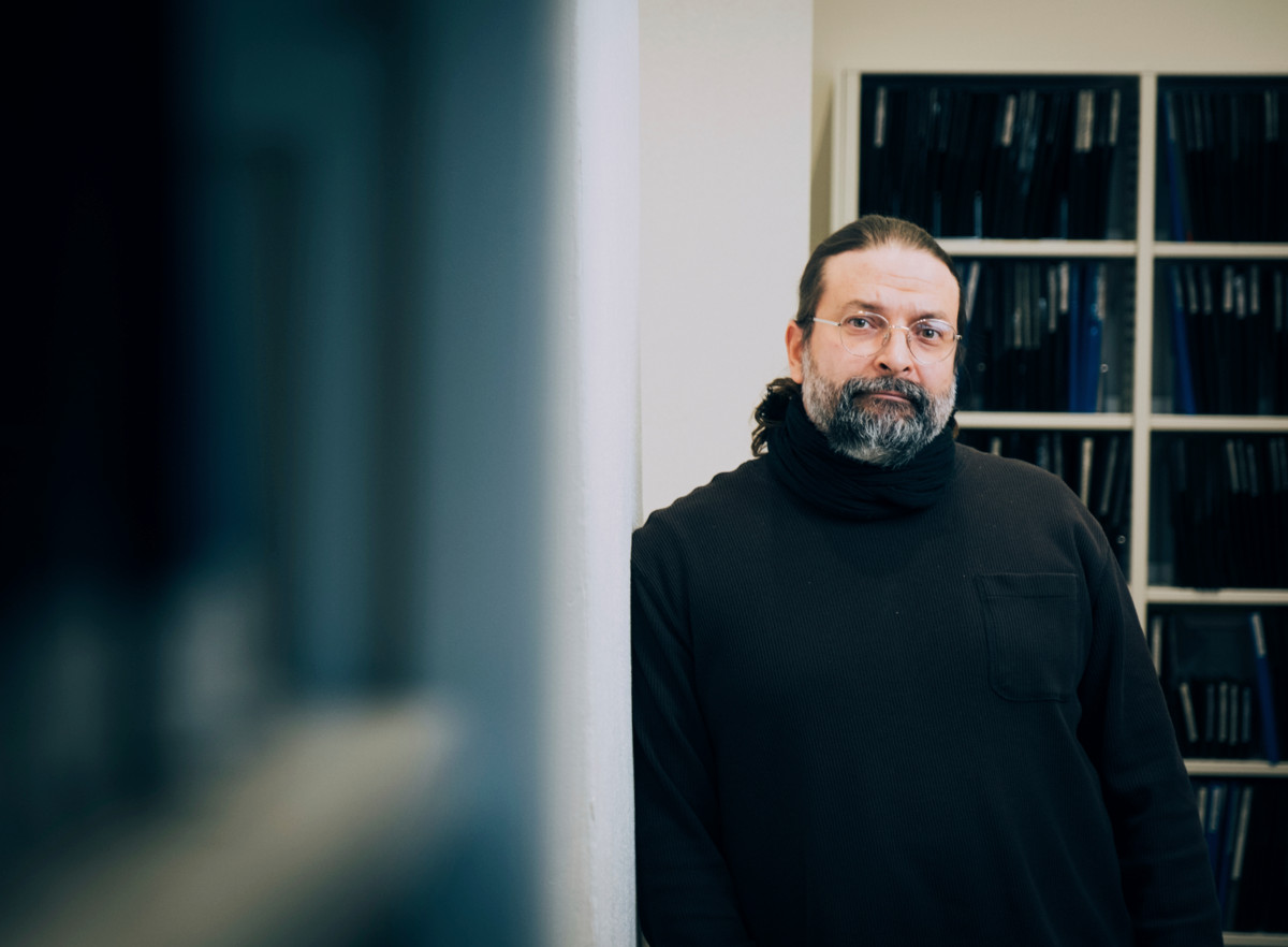 Riko Saatsi on kotoisin Lieksasta, mutta hänen sukujuurensa ovat Raja-Karjalassa. Saatsi on paitsi kirjailija myös teatteriohjaaja.