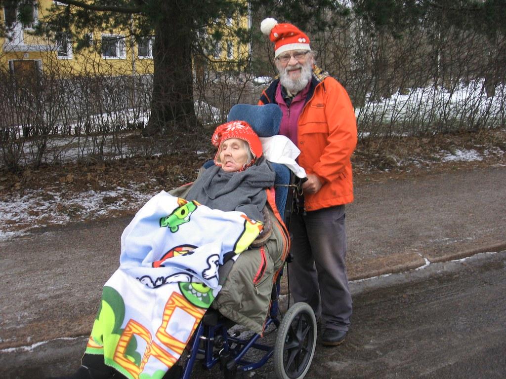 Rakkautta riittää. Hermanni tulee joka arkipäivä palvelutalossa asuvan vaimonsa Johannan luo ja vie hänet kävelylle. Riitta Kronman kuvasi pariskunnan, joka piristää muita kulkijoita Roihuvuoren kadulla. 