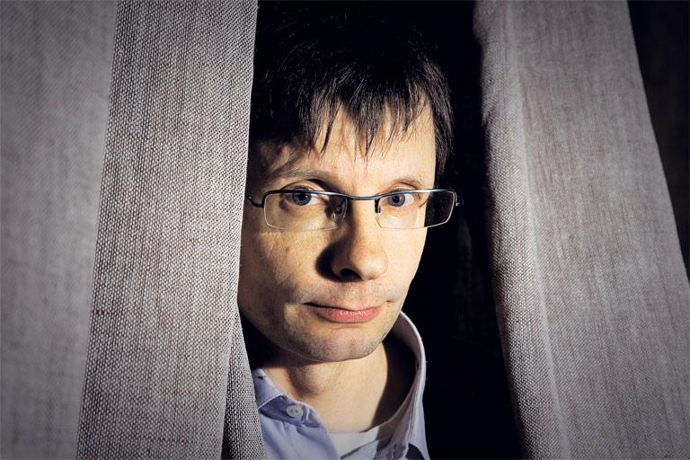 Perusasia pitää tiellä. Heikki Hiilamo odottaa sen tasoista perusturvaa, että sillä pärjäisi ilman toimeentulotukea. Kuva: Esko Jämsä