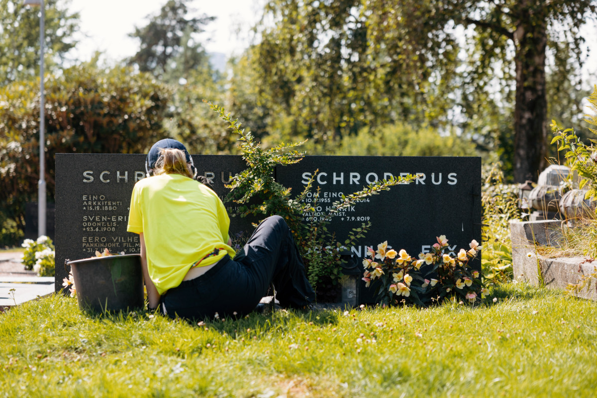 Hautausmaa on ollut monelle suomalaiselle ensimmäinen kesätyöpaikka, mutta nyt sinnekään ei ole enää helppo päästä. Kuvassa työntekijä Kulosaaren hautausmaalla Helsingin Leposaaressa kesällä 2025.