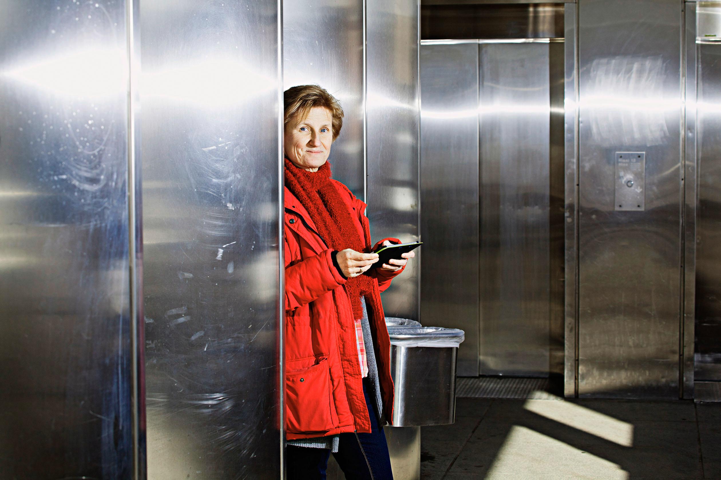 Nykytilanne. Minna Lindgrenistä on ikävää, että vanhuksia ei nähdä yksilöinä vaan hoidettavana massana, jolta ei tarvitse kysyä mielipidettä, toiveita tai haluja.