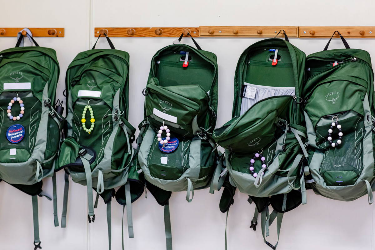 Katutyöntekijöiden repput odottavat naulakossa.