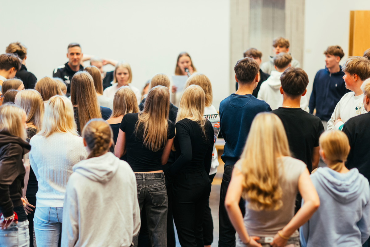 Korson seurakunnassa isoskoulutukseen ilmoittautui tänä syksynä peräti 126 nuorta. Yksi ryhmistä kokoontui Korson kirkolla 3. syyskuuta.
