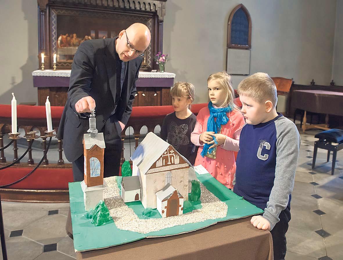 Koululaiset rakensivat minikirkon.