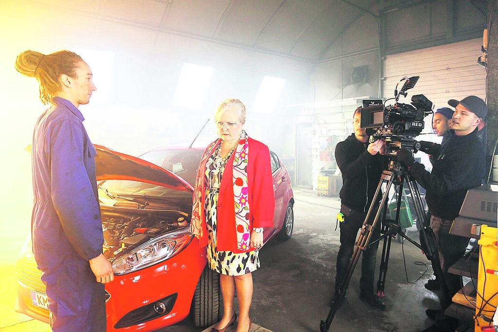 Armas aika. Helka Silventoinen on tuonut autonsa Karri Koistisen korjattavaksi. Kameran takana Teemu Koivisto. Kuva Katri Saarela