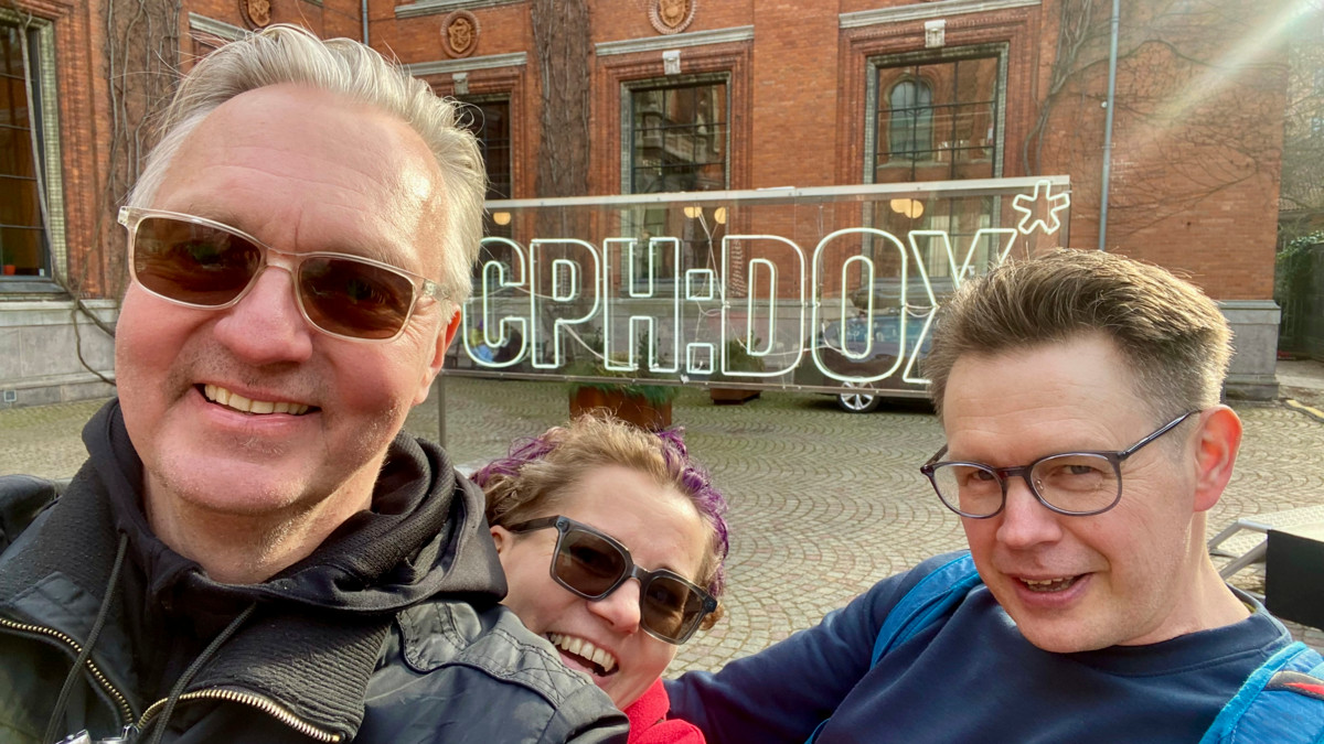 Markku Heikkinen halusi dokumentissaan kuvata nimenomaan maaseudulla asuvien miesten salattua seksuaalisuutta. ”Pääkaupunkiseudulla todellisuus on ihan toinen. Vaikka kyllä täälläkin ihmiset elävät erilaisten salaisuuksien kanssa.” Kuvassa vasemmalta oikealle ovat elokuvaohjaaja Markku Heikkinen, Anu Kaunisaho ja Petri Väisänen. 