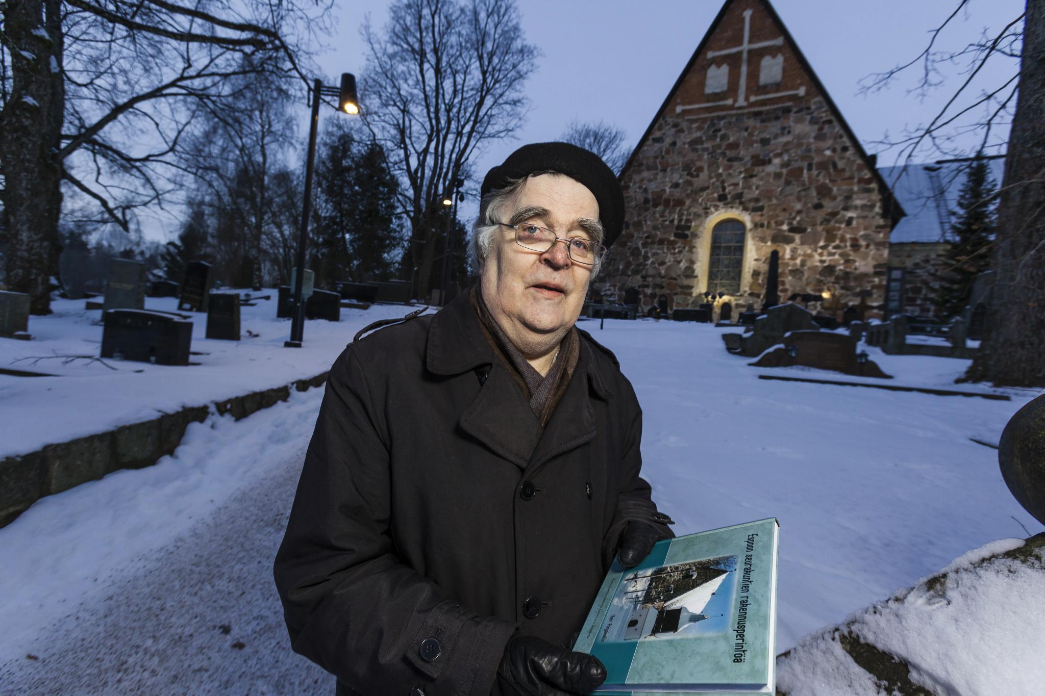Espoolainen Kari Pohjakallio kokosi yksiin kansiin Espoon kirkot ja kappelit sekä niiden historiatiedot. Kuva: Jukka Granström