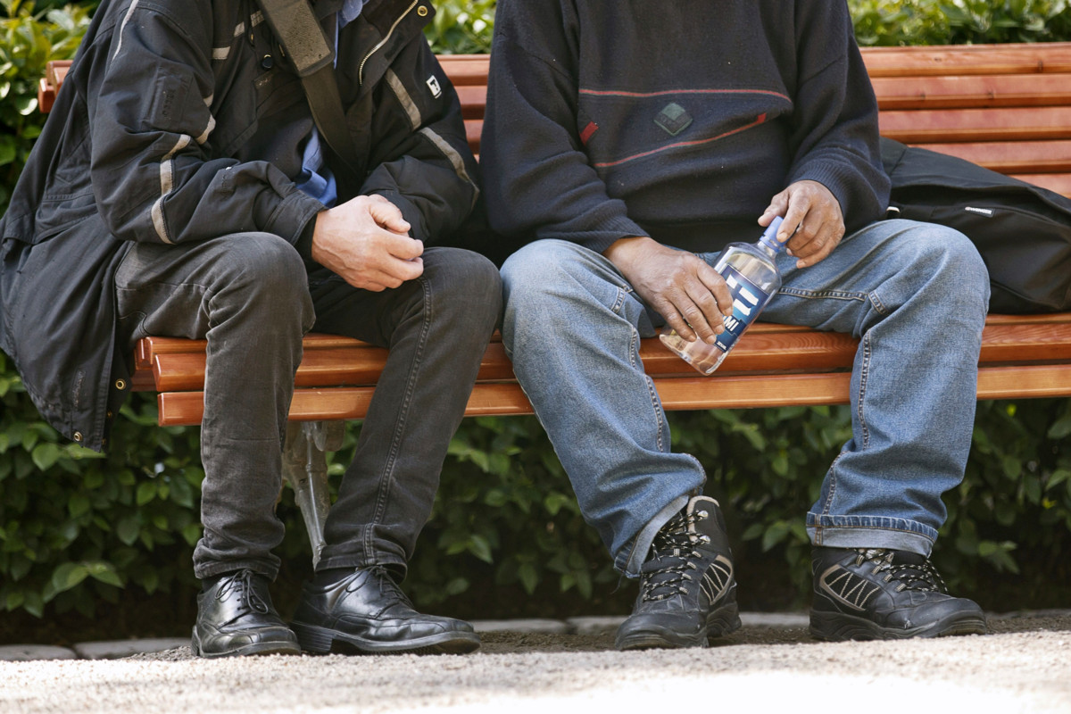 Psykiatri John Söderholm muistuttaa, että huumeiden lisäksi alkoholi aiheuttaa Suomessa paljon ongelmia. Miehet on kuvattu Esplanadin puistossa Helsingissä. Kuva Roni Rekomaa / Lehtikuva