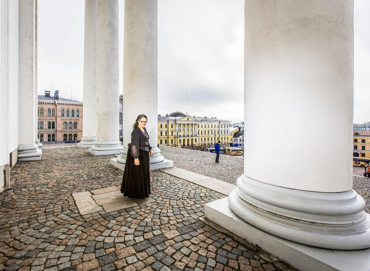 Sata vuotta sitten romaneja ei pidetty kirkko- tai yhteiskuntakelpoisina, mutta nyt tilanne on toinen. – Laki takaa samat oikeudet ja tietenkin myös samat velvollisuudet, Alida Friman sanoo. Kuva: Esko Jämsä