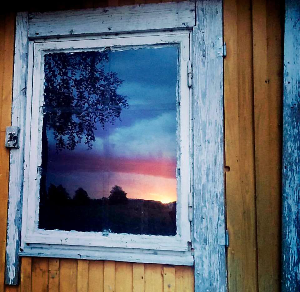 Heijastus taivaasta. Sisäiseen intuitioonsa luottavat ihmiset imevät itseensä tuonpuoleista lämpöä ja kirkkautta. Kuva: Pihla Tiihonen