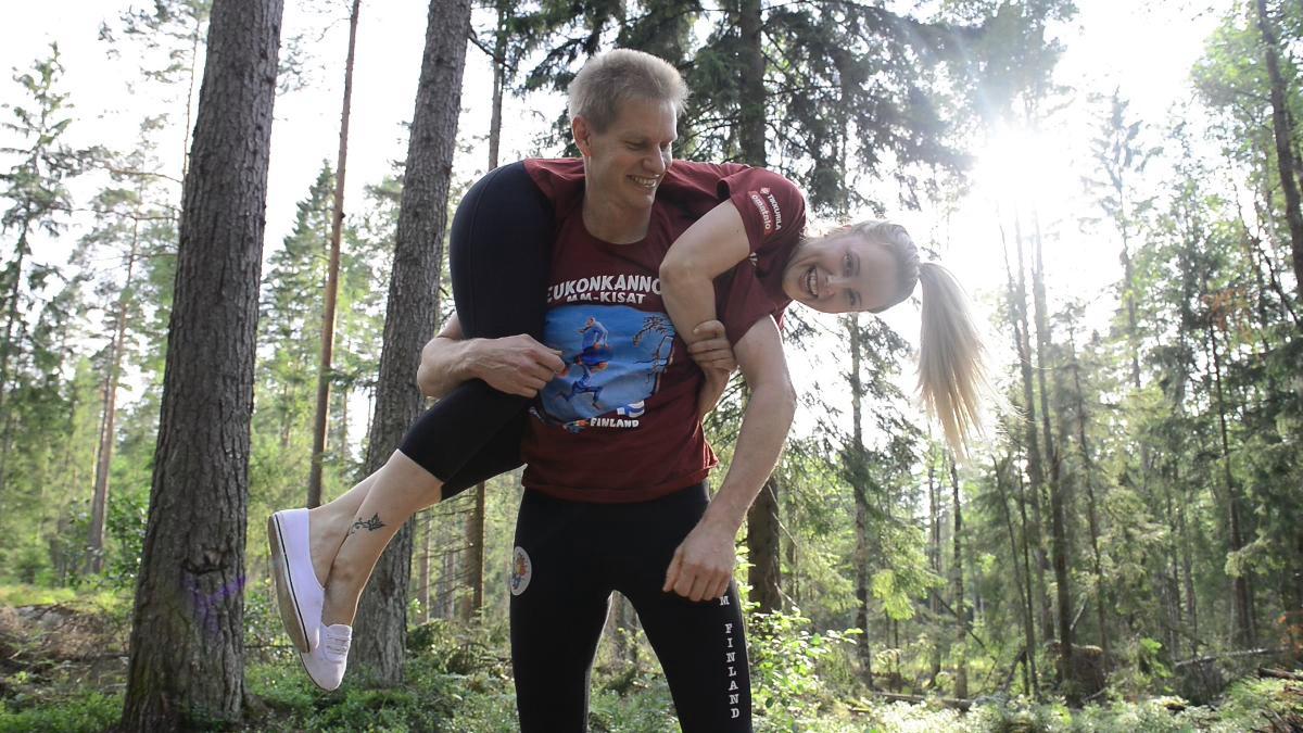 Heili selkään ja menoksi. Eukonkannon syntyidea on versonnut neidonryostöstä, jota kerrotaan tapahtuneen myös Suomessa 1800-luvulla. Kuva: Maija Saari