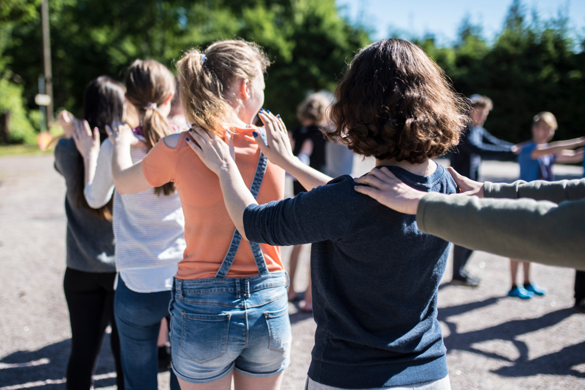 Suostumusta ripareille -hankkeen materiaaleja on rakennettu nuorten omista kokemuksista ja näkemyksistä. Nuoret valokuvattiin mediarippileirillä Lohirannan leirikeskuksessa kesällä 2022.