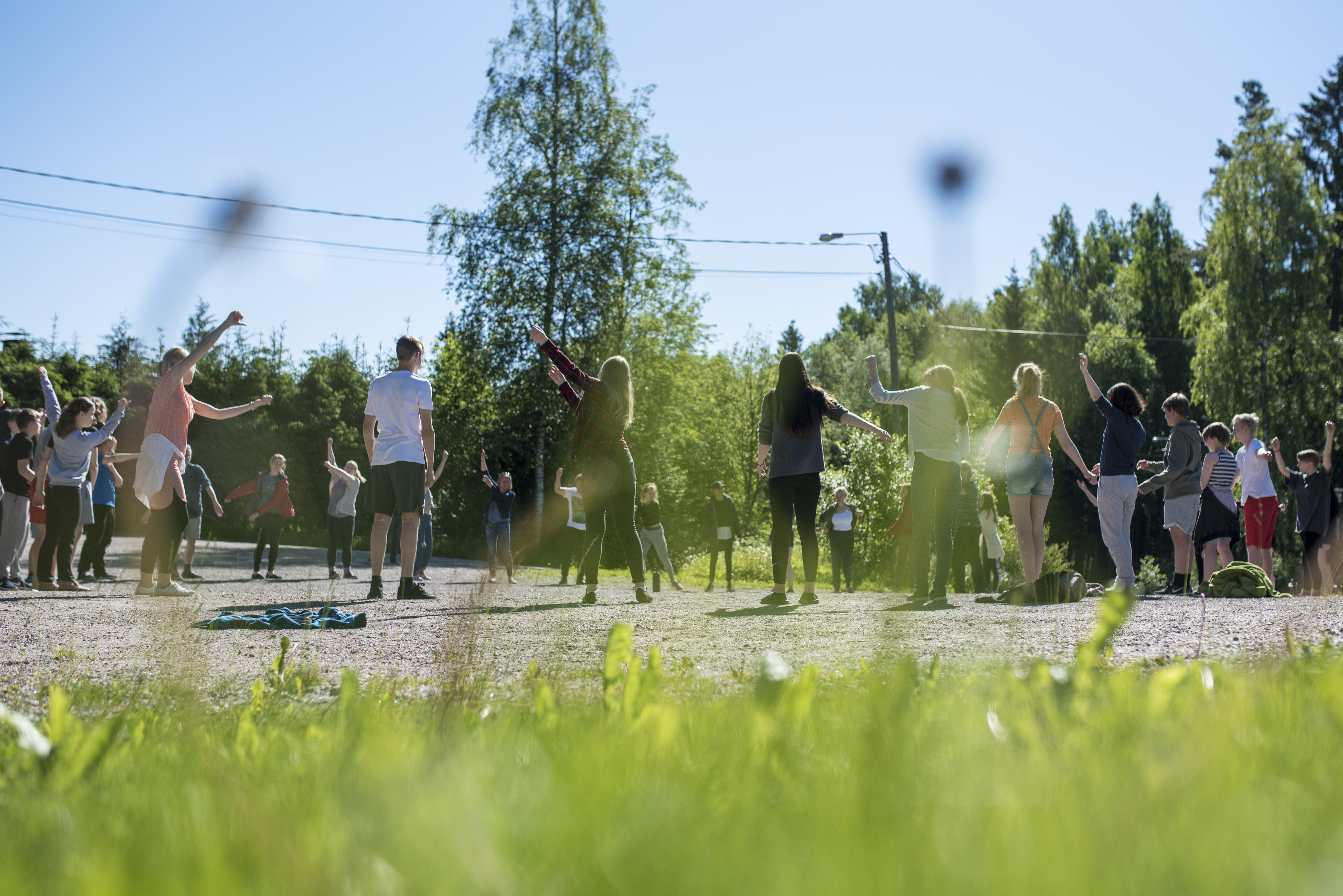 Mediarippileiriläiset muodostivat ison piirin Lohirannan leirikeskuksessa Lohjalla kesällä 2022.