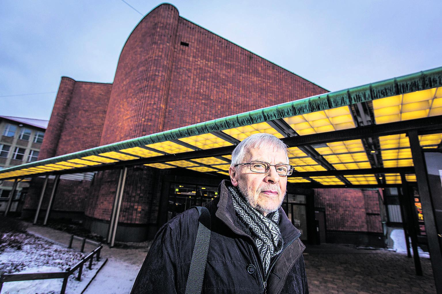 Monessa mukana. Jorma Hentilä on ollut aktiivinen niin kirkossa, politiikassa kuin Setassakin.