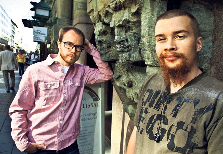 Hola Amigo! Sosiaalinen kanssakäyminen on helpottunut, aj uusien ihmisten kohtaaminen on tuonut itsevarmuutta, kertoo kajaanilaissyntyinen Jussi Heikkinen (oik.) Amigo-hankkeen antamista kokemuksista. Mentorina aloittanut Veikko Tervo on puolestaan laajentanut tajuntaansa kohtaamalla ikäisensä maahanmuuttajan. Kuva: Esko Jämsä